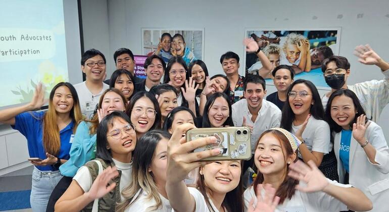 فليبي بوليير، مساعد الأمين العام لشؤون الشباب، مع مجموعة من المدافعين عن الشباب في تايلاند.